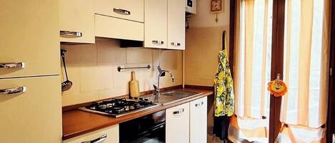 Kühlschrank, Mikrowelle, Herdplatte, Wasserkocher mit Kaffee-/Teezubehör