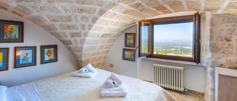 3 habitaciones, escritorio y tabla de planchar con plancha