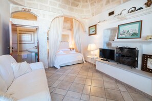 3 bedrooms, desk, iron/ironing board, travel crib