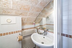 Shower, hair dryer, bidet, towels - Palazzo Bellavista by Rentbeat (Ostuni)