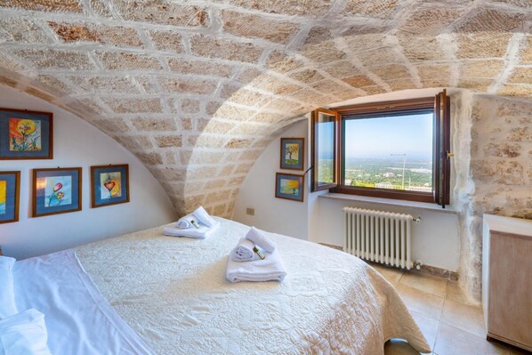 3 bedrooms, desk, iron/ironing board, WiFi