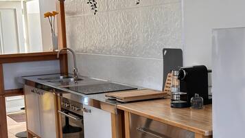 Fridge, oven, stovetop, coffee/tea maker