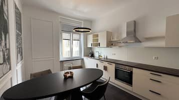 Luxury Condo, City View | Private kitchen