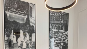 A dining area with a round table, chairs, and a hanging light fixture. - HLH - Luxus Familiensuite mit Terrasse (Freiburg im Breisgau)