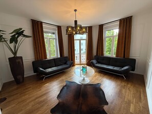 Luxury-Apartment, Stadtblick | Wohnbereich