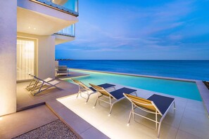 Een verwarmd zwembad