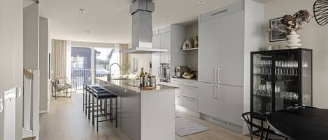 Een koelkast, een microgolfoven, een oven, een vaatwasser