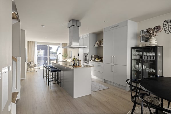 Frigorífico, microondas, horno y lavavajillas