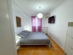 3 soverom, skrivebord, strykejern/-brett og reiseseng for barn