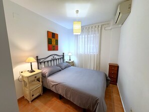 3 dormitorios, escritorio, tabla de planchar con plancha y cuna de viaje