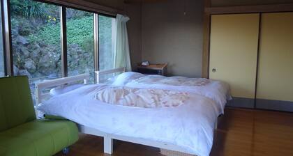 Shared accommodation is available for up to 2 couples per building in Ito Onsen, ideal for sightseeing with friends. Fully equipped kitchen and dining room, ideal for a small group of people, and ocean view rooms for a comfortable long stay.
