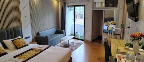Superior Double Room, City View | Bathroom | Free toiletries, towels, soap, shampoo