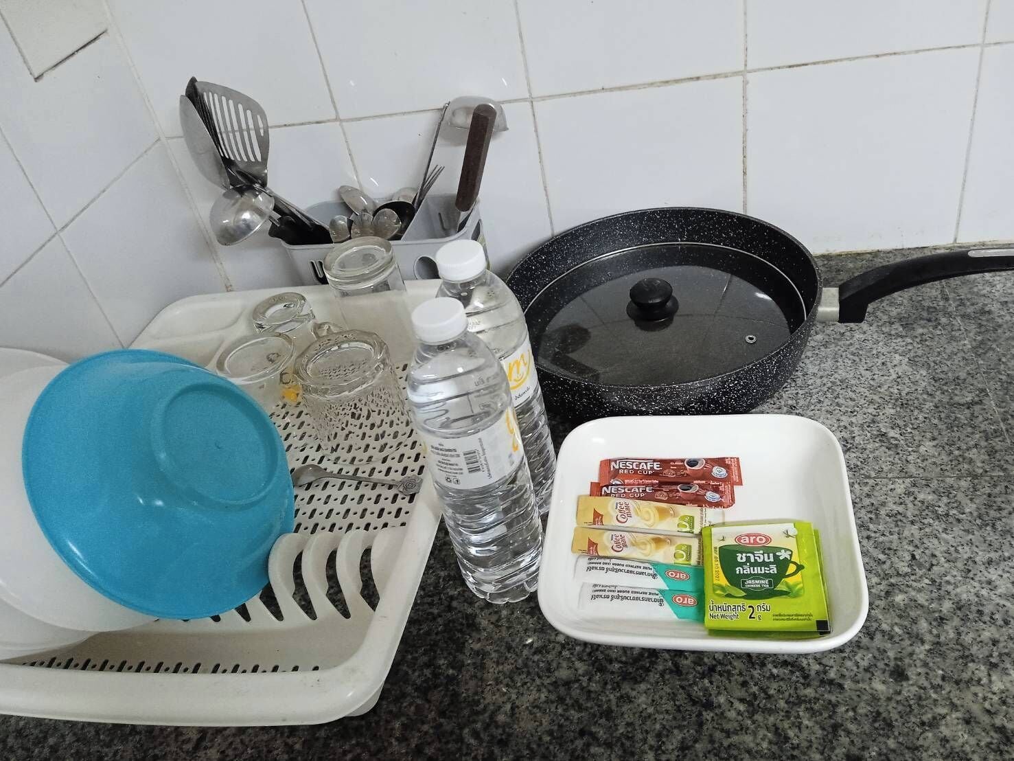 ห้องอีโคโนมีพักรวม | ครัวส่วนกลาง | ตู้เย็นเล็ก