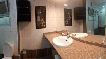 Dusche, Handtücher, Toilettenpapier