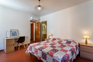 Een strijkplank/strijkijzer, gratis wifi, beddengoed