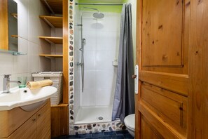 Dusche, Haartrockner, Handtücher