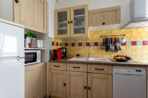 Kühlschrank, Mikrowelle, Ofen, Geschirrspüler