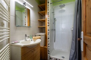 Een douche, een haardroger, handdoeken