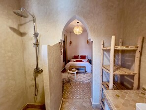 Quarto casal conforto | Banheiro | Chuveiro, secador de cabelo, toalhas de banho, sabonete