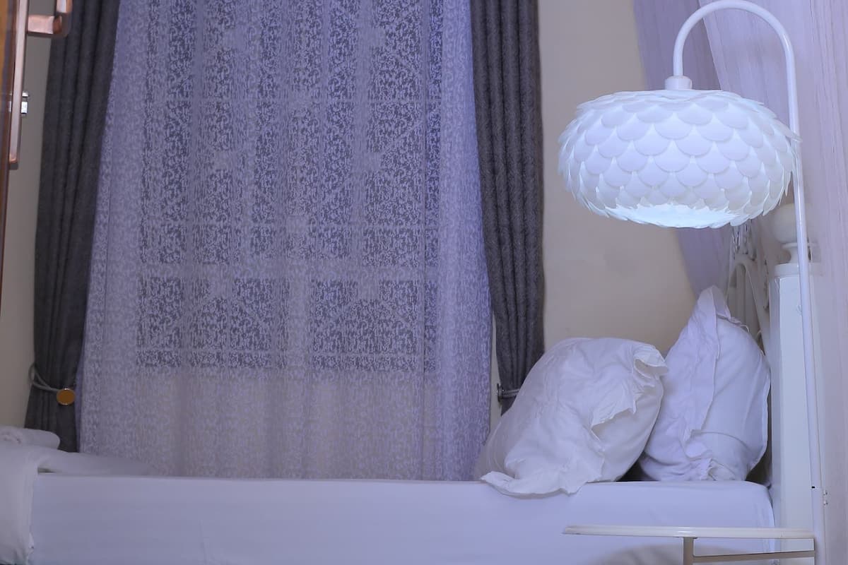 Escritorio, espacio para trabajar con laptop y cortinas blackout