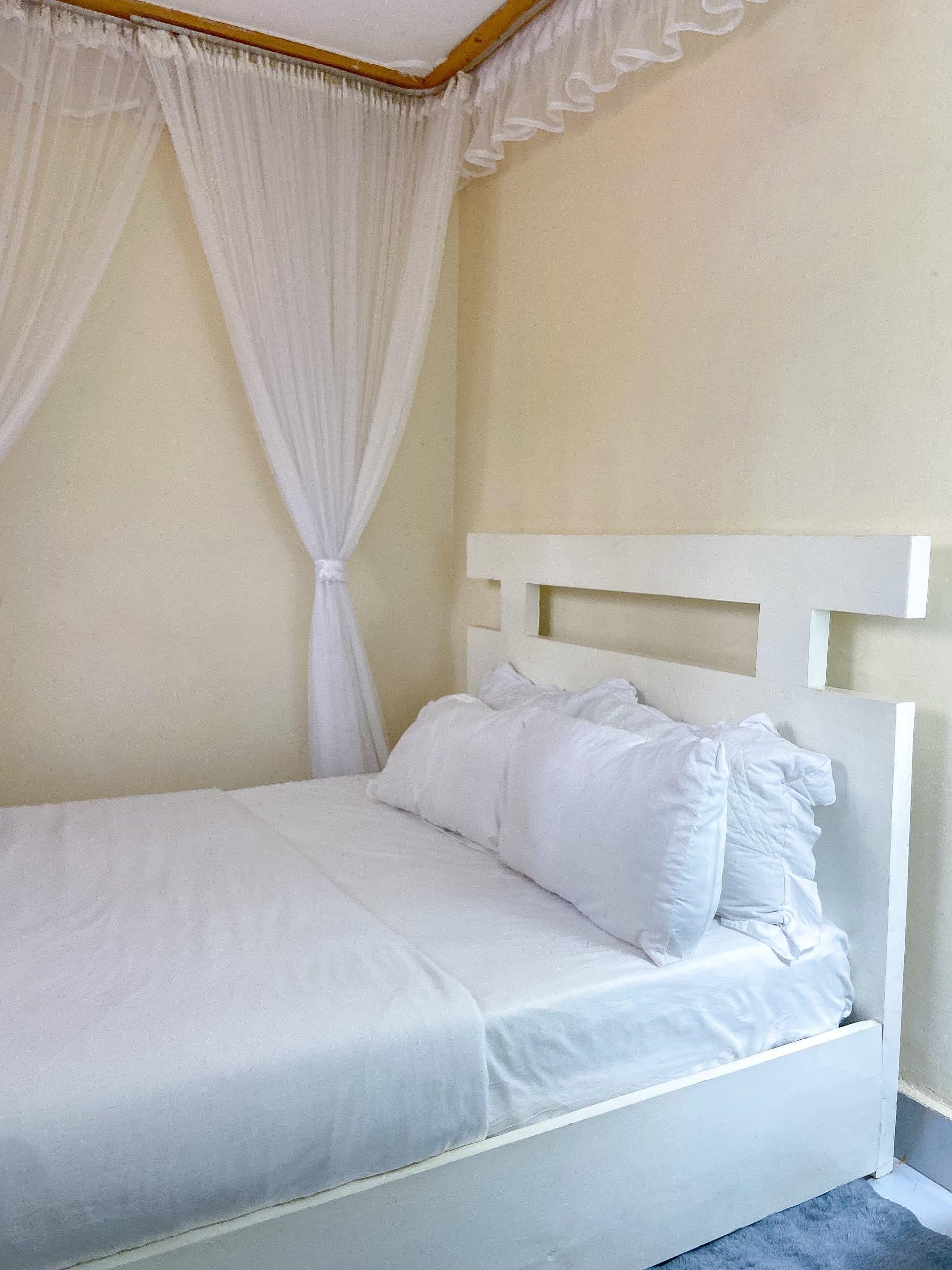 Økonomirom | Skrivebord, skrivebord for bærbar PC, blendingsgardiner og lydisolert