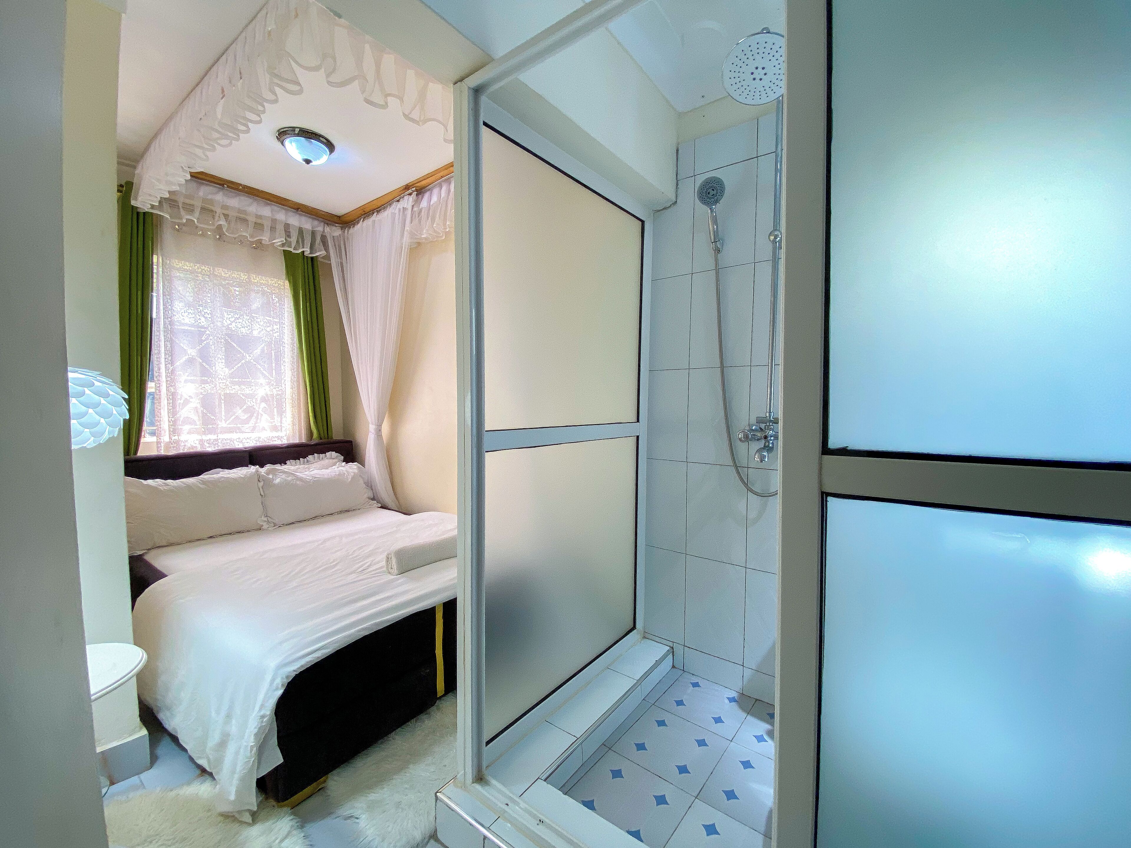 Bureau, espace de travail pour ordinateur portable, rideaux occultants