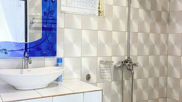 Deluxe Room | Bathroom