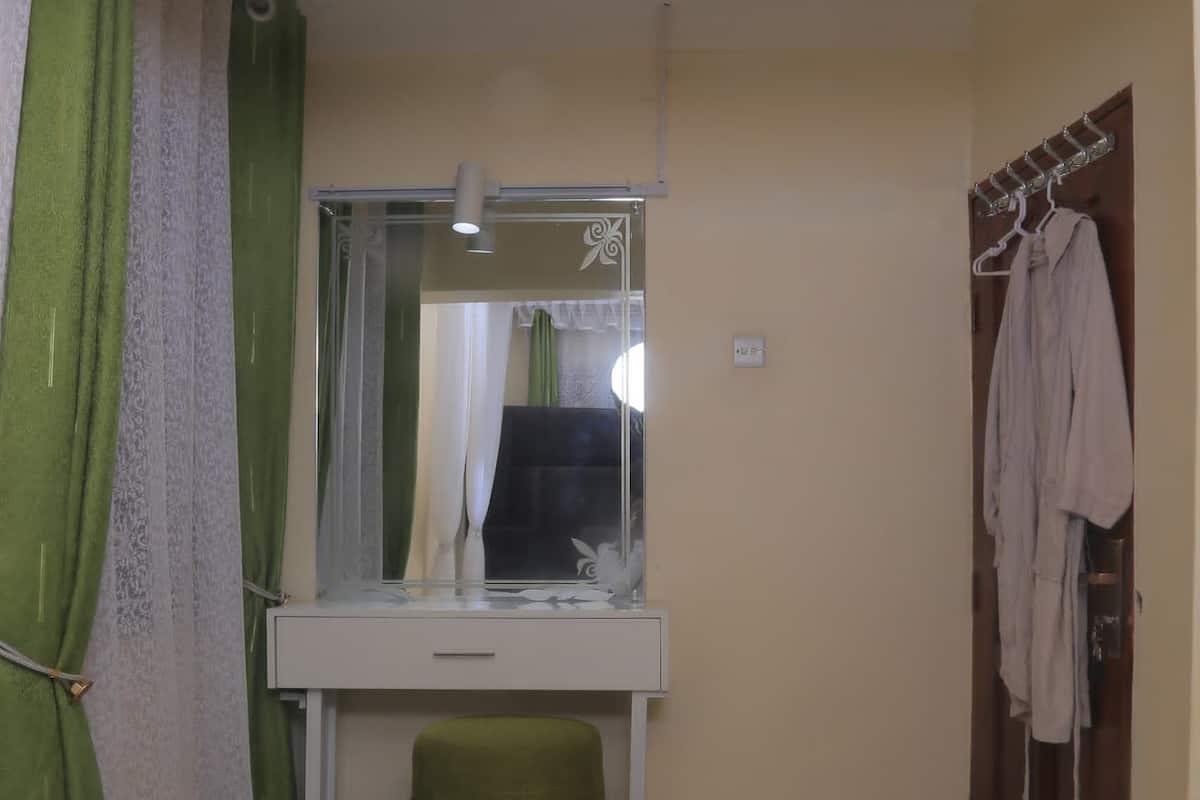 Escritorio, espacio para trabajar con laptop y cortinas blackout