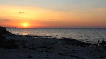 Rannalla, aurinkovarjoja