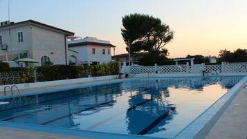 Kauden mukainen ulkouima-allas