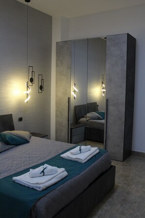 Deluxe Double or Twin Room | Desk, laptop workspace, free WiFi - Luca's House (Giovinazzo)