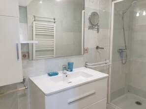 Dusche, Haartrockner, Handtücher, Toilettenpapier