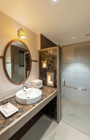 Deluxe kamer, uitzicht op zwembad | Luxe beddengoed, donsdekens, een kluis op de kamer