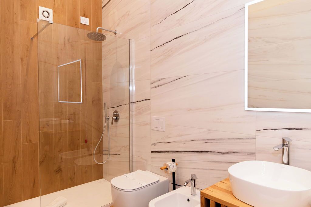Doccia, set di cortesia gratuito, asciugacapelli, bidet