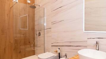 Doccia, set di cortesia gratuito, asciugacapelli, bidet