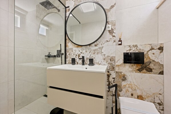 A modern bathroom with a large mirror, a sink, and a shower. - The Bayfront - Luxury Pool Residence (Zadar)