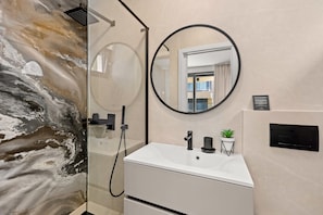 Douche, sĂšche-cheveux, serviettes fournies, savon
