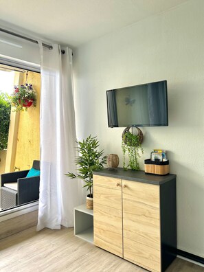 Een televisie en boeken