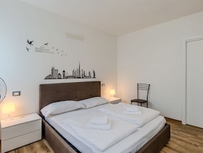 Travel crib, free WiFi