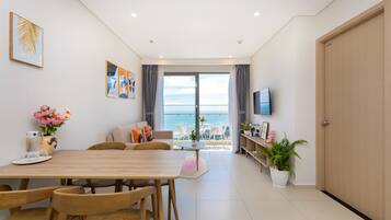 Apartment, 3 Bedrooms, Ocean View | Ruang tamu | TV skrin rata