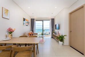 Appartement, 3 chambres, vue sur lâocĂ©an | Aire de sĂ©jour | TĂ©lĂ©viseur Ă Ă©cran plat