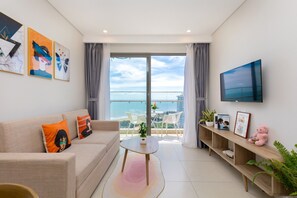 Apartment, 3 Bedrooms, Ocean View | Living area