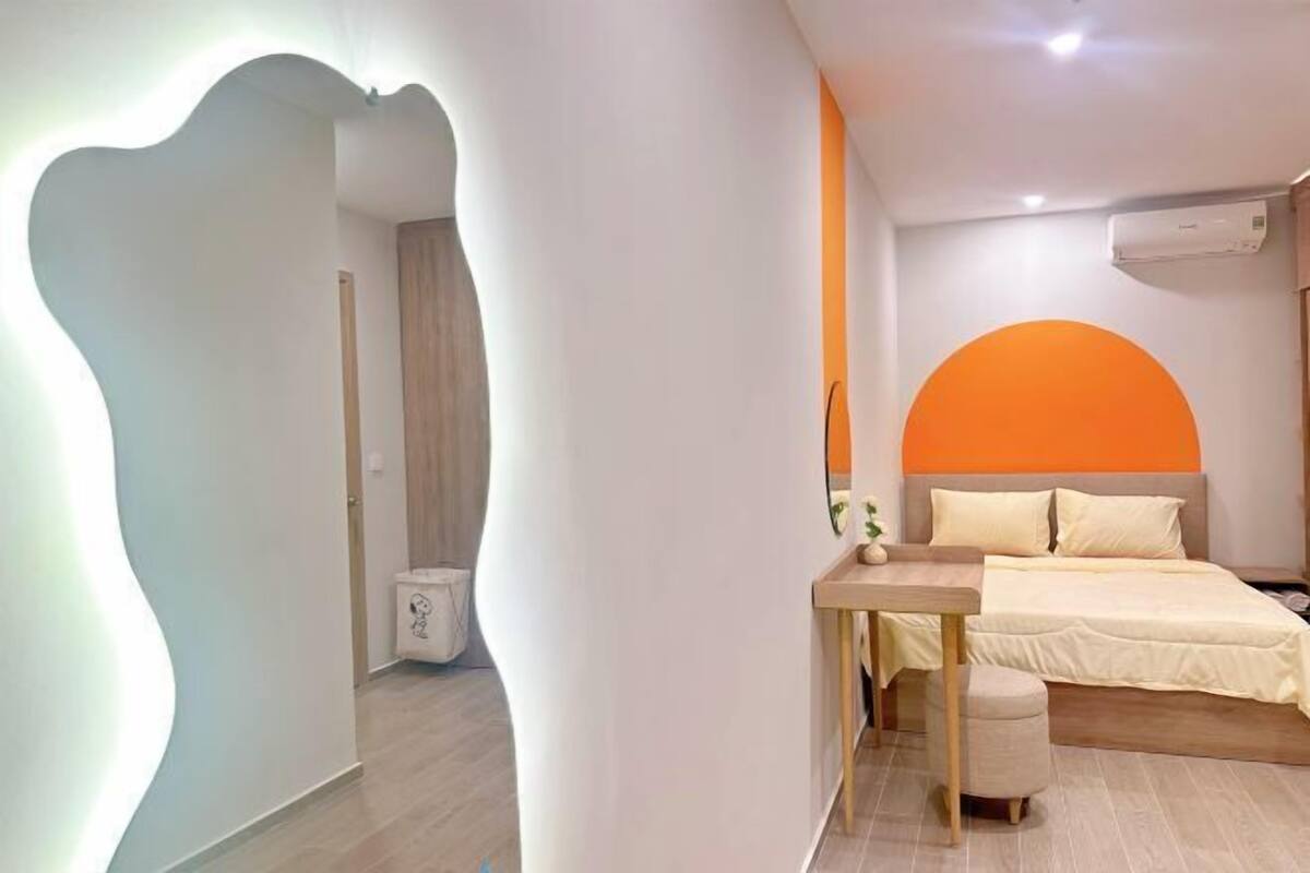 1 habitación, decoración personalizada, muebles diferentes y escritorio