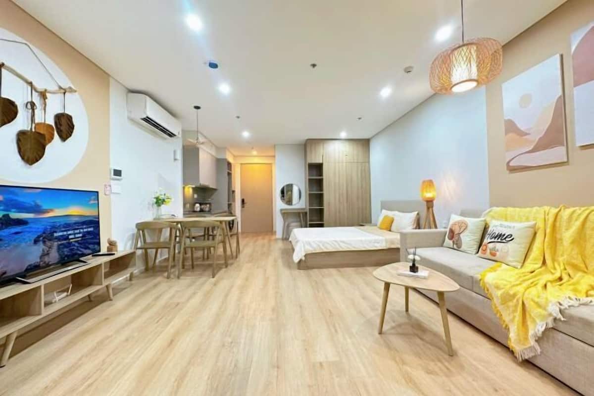 1 habitación, decoración personalizada, muebles diferentes y escritorio