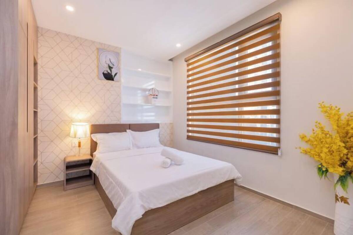 1 habitación, decoración personalizada, muebles diferentes y escritorio