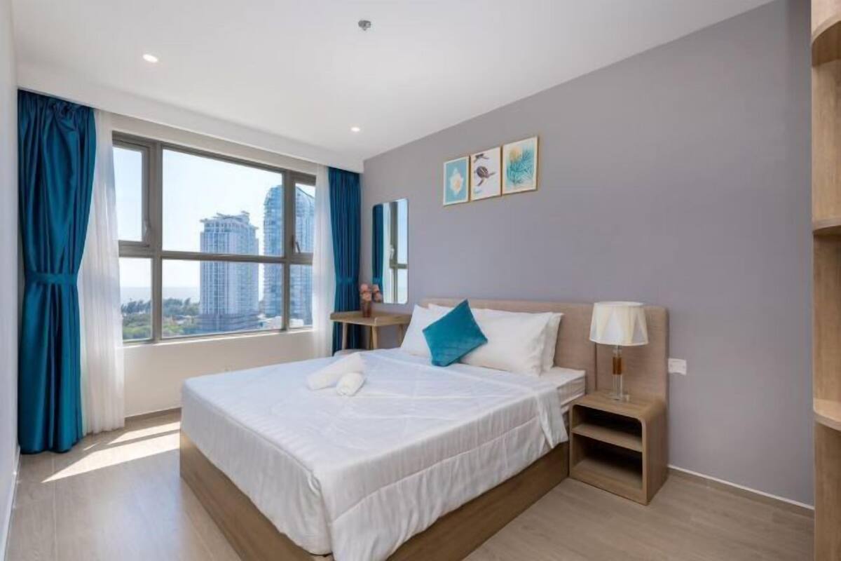 1 habitación, decoración personalizada, muebles diferentes y escritorio