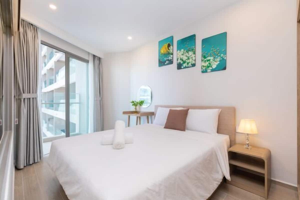1 habitación, decoración personalizada, muebles diferentes y escritorio
