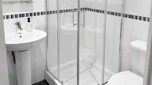 Regadera, secadora de cabello, toallas, jabón