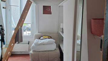 1 bedroom, bed sheets