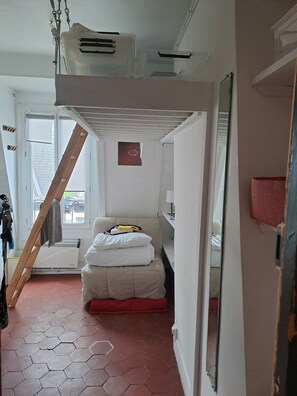 1 sovrum och sängkläder